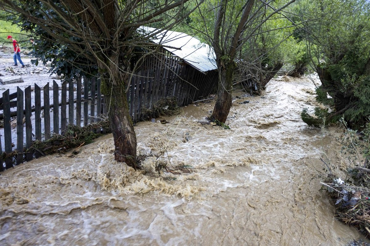Risc de inundații pe râuri din șase județe ale țării