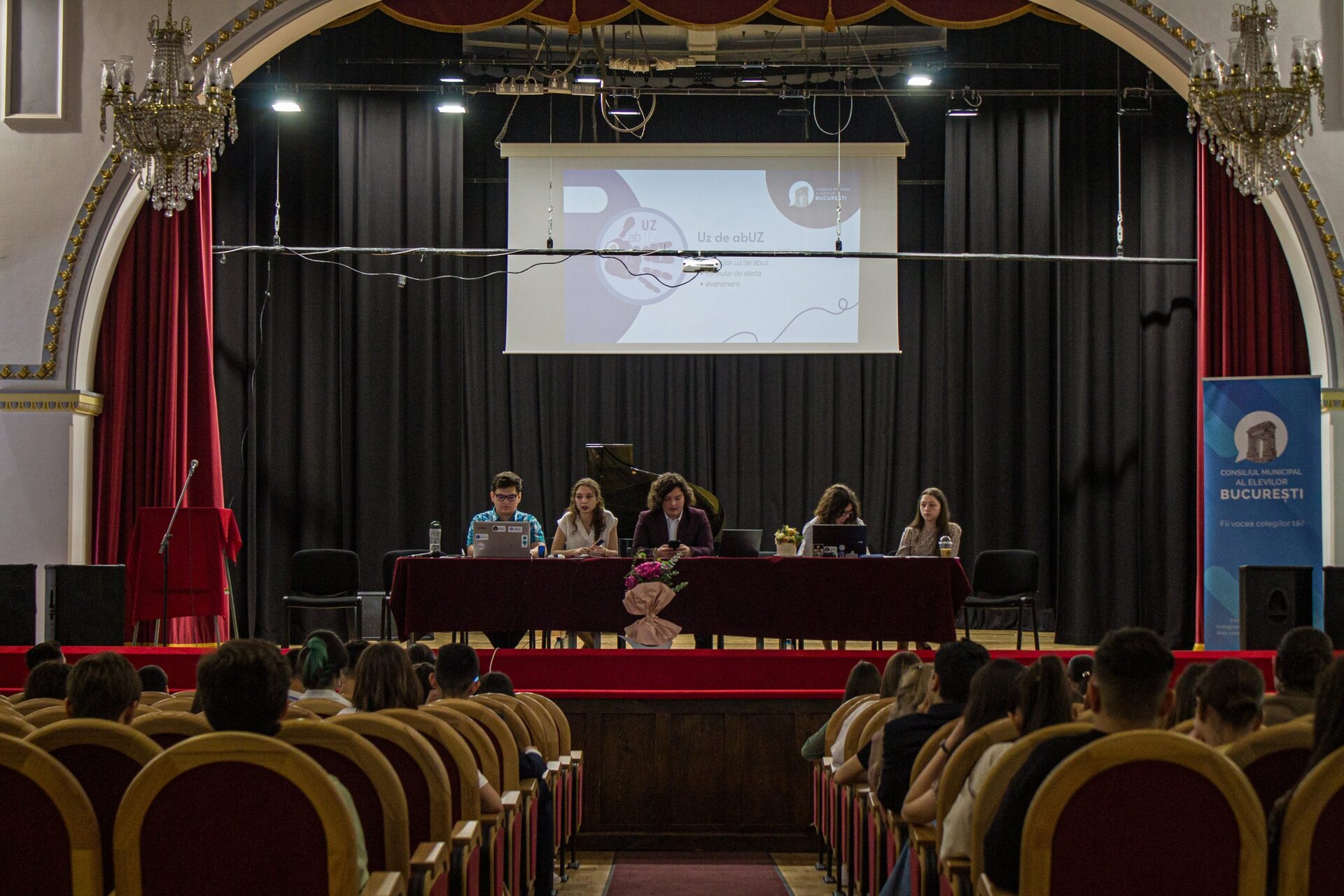 Peste 25% dintre elevii din București au fost martori sau implicați în acte de violență; peste jumătate nu își cunosc drepturile