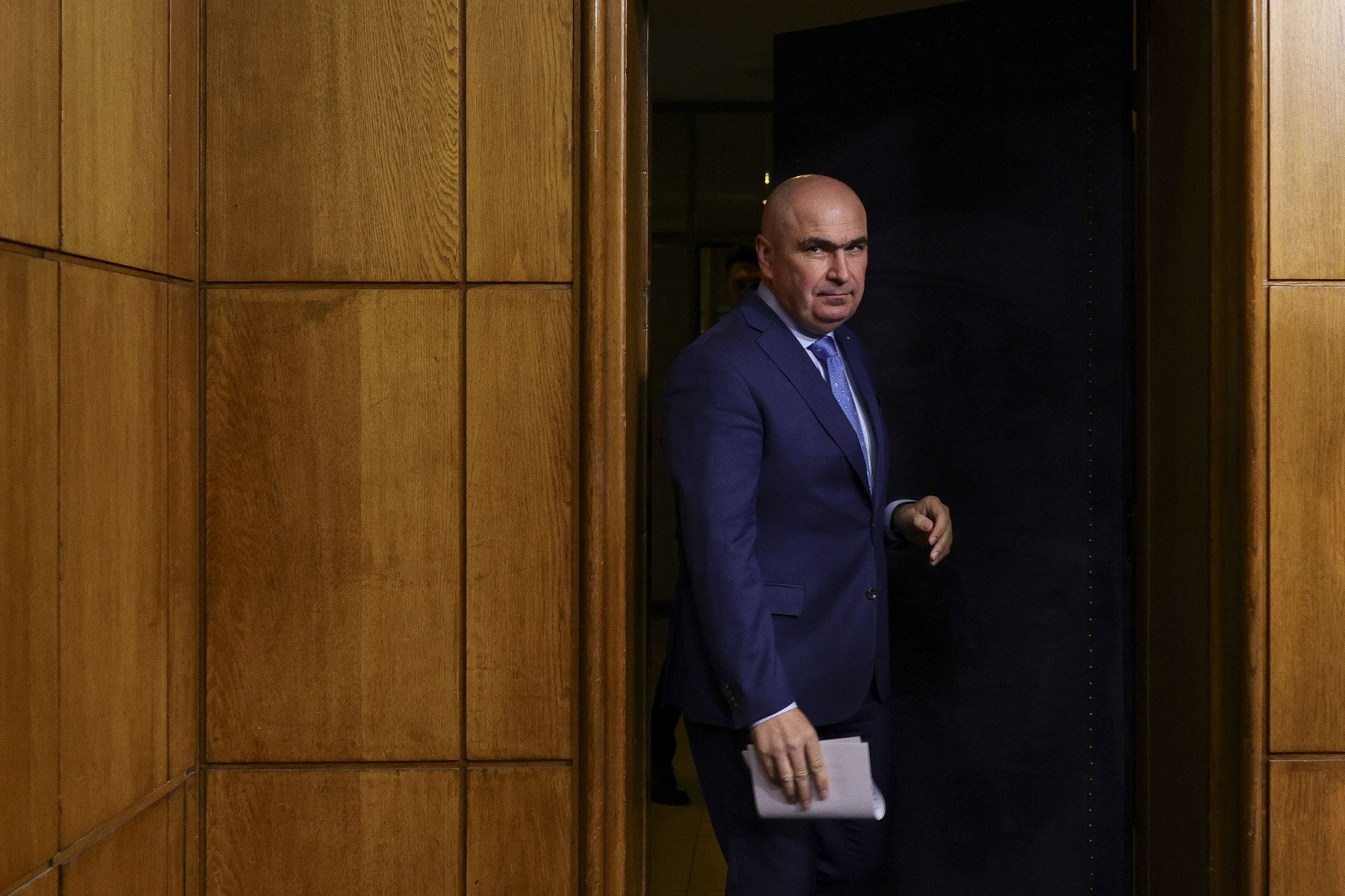 Premierul Ilie Bolojan afirmă că vârsta de pensionare trebuie ridicată pentru toate domeniile, justificând această poziție prin necesitatea de a face față contribuțiilor crescute către sistemul public de pensii și de a diminua inechitățile sociale