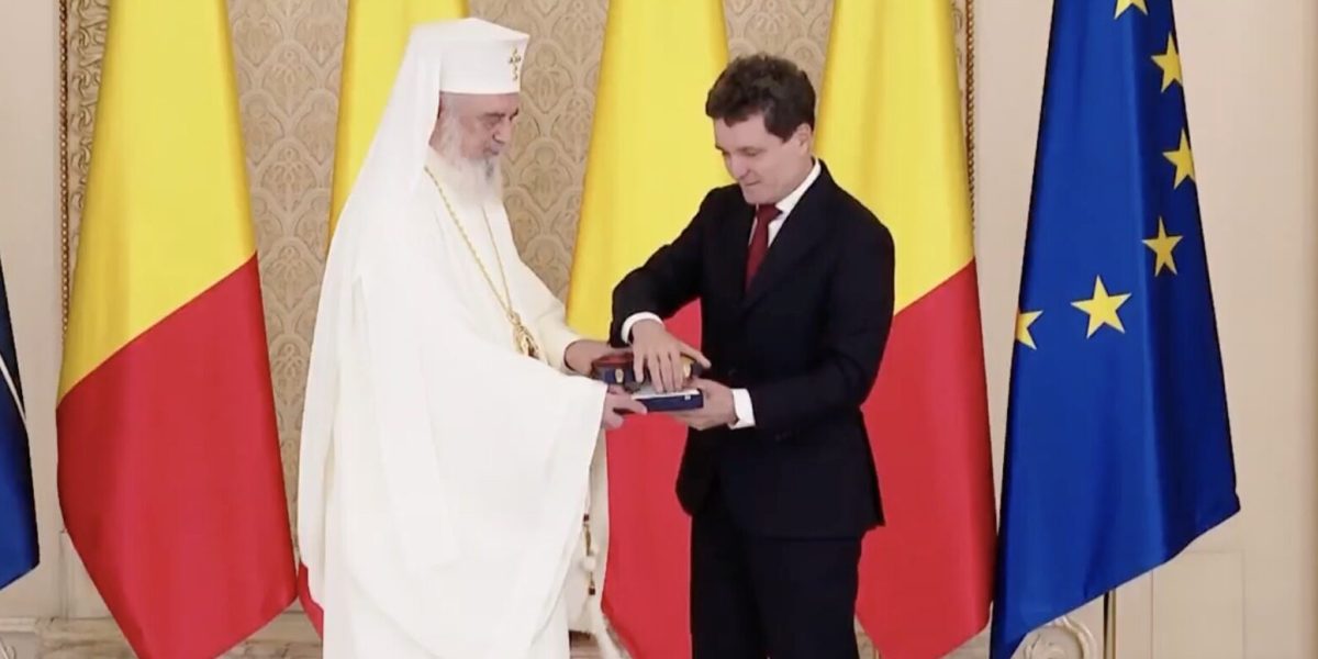 IPS-Daniel-primeste-o-decoratie-de-la-Nicusor-Dan-e1761587780224.jpg - PresaObiectiva