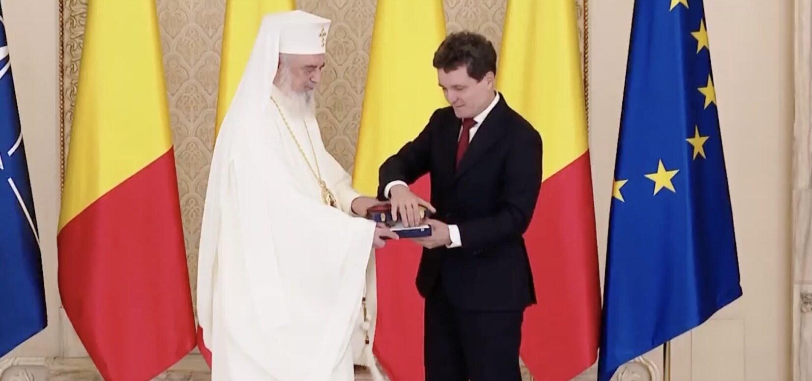 Președintele României, Nicușor Dan, a primit cadouri de peste 50.000 de lei în 2022, cele mai valoroase fiind o fotografie de la Regele Charles al III-lea În peisajul politic românesc, gesturile și darurile oferite de oficiali sau personalități internaționale capătă de multe ori o semnificație simbolică, chiar dacă sunt așteptate sau considerate de rutină