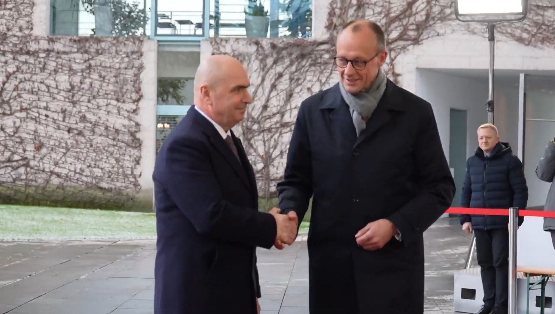 Ilie Bolojan, în vizită oficială în Germania, s-a întâlnit cu cancelarul Friedrich Merz într-un climat de înalte formalități diplomatice Prim-ministrul României, Ilie Bolojan, a întreprins o vizită oficială de două zile în Germania, ocazie cu care s-a întâlnit astăzi cu cancelarul federal Friedrich Merz