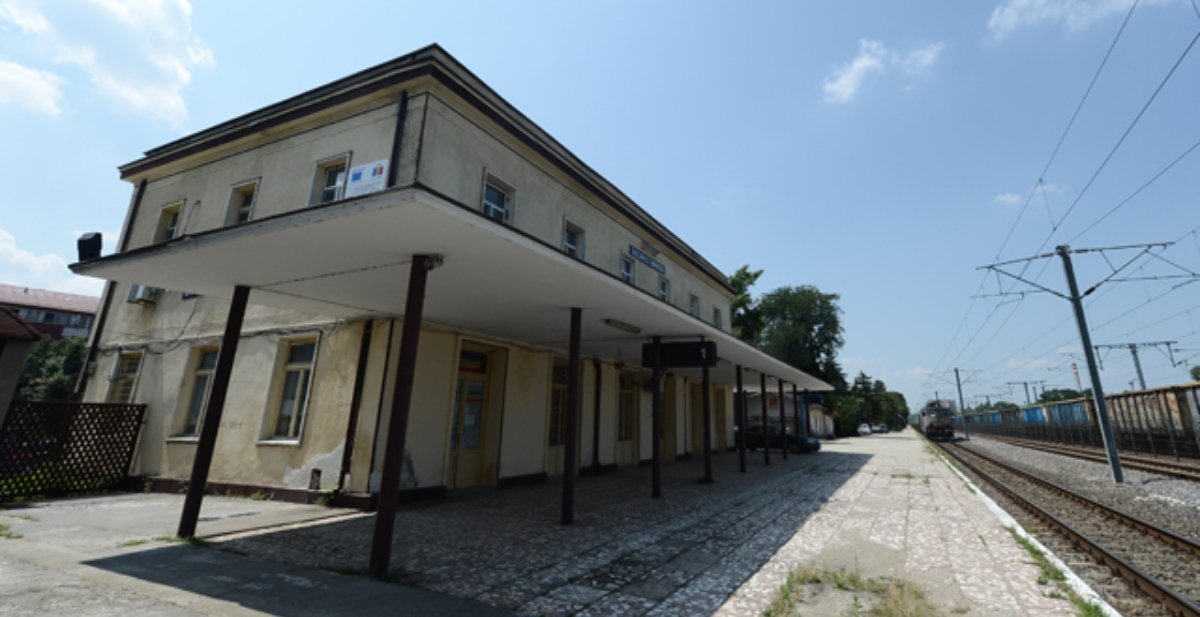 Un incident feroviar care a rămas ascuns pentru câteva luni a ieșit recent la iveală, oferind un exemplu clar despre vulnerabilitățile sistemului de gestionare a circulației trenurilor din România