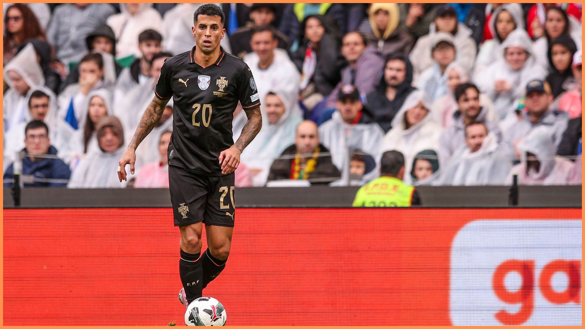 Barcelona pe urmele lui Joao Cancelo: O oportunitate destul de riscantă FC Barcelona ar putea să revină pe piața de transferuri în această iarnă, fiind legată de o posibilă mutare pentru fostul jucător al său, Joao Cancelo