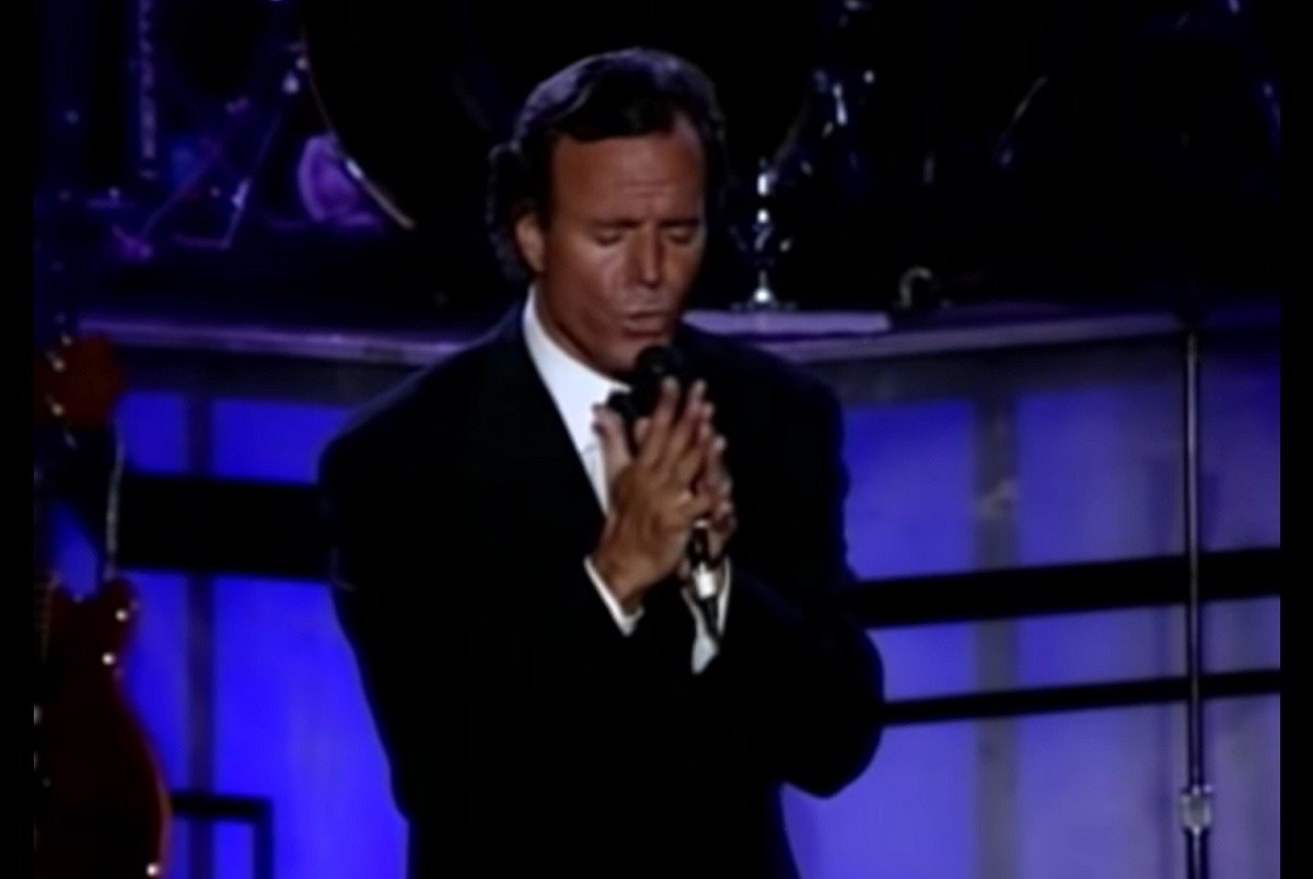 Julio Iglesias, una dintre cele mai emblematice și influente figuri ale muzicii internaționale, se află în centrul unui scandal de proporții