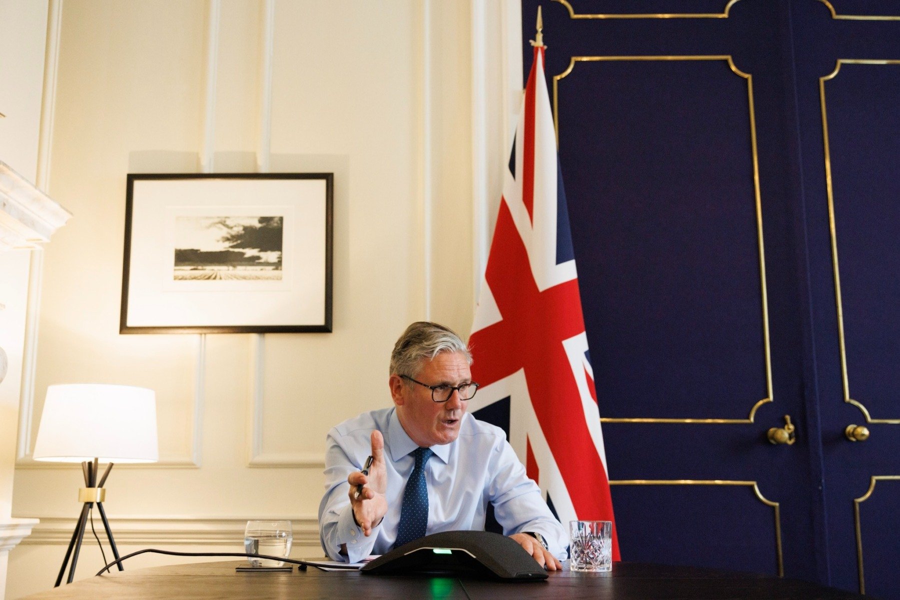 Premierul britanic refuză demisia în contextul scandalului Mandelson-Epstein, în timp ce opoziția și partidul solicită plecarea din Downing Street