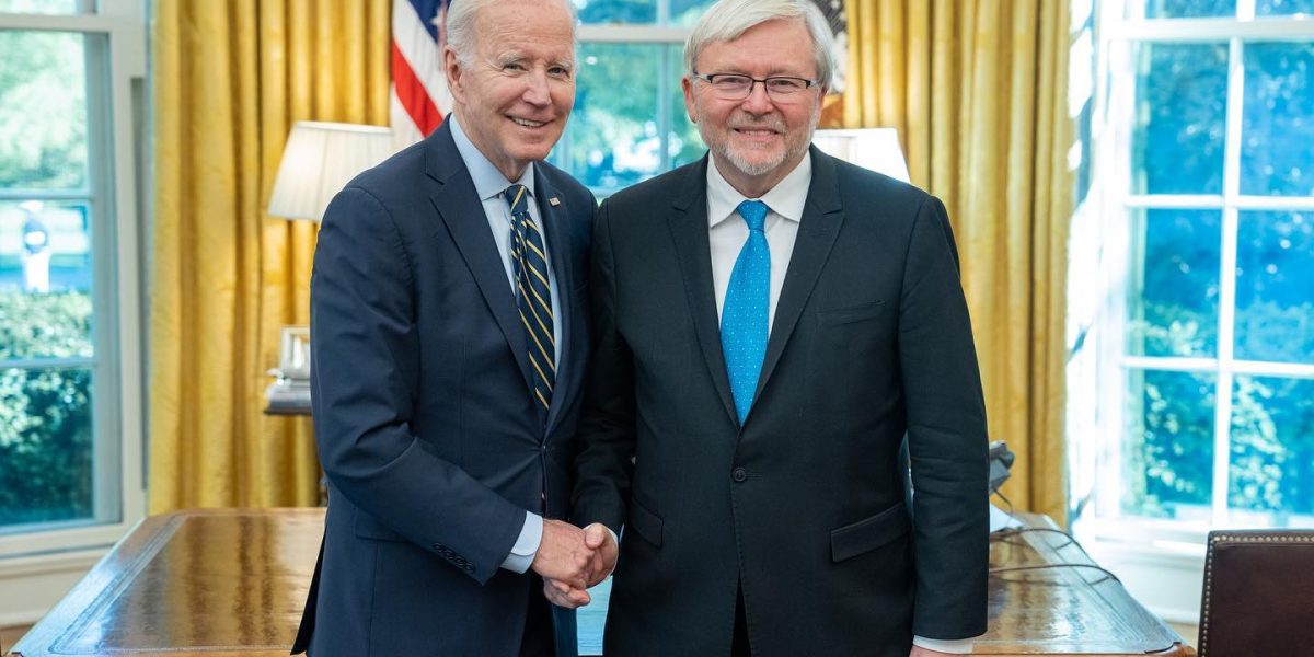 Kevin-Rudd-ambasadorul-Australiei-in-SUA-si-presedintele-american-Joe-Biden-la-Washington-pe-1-mai-2.jpeg - PresaObiectiva