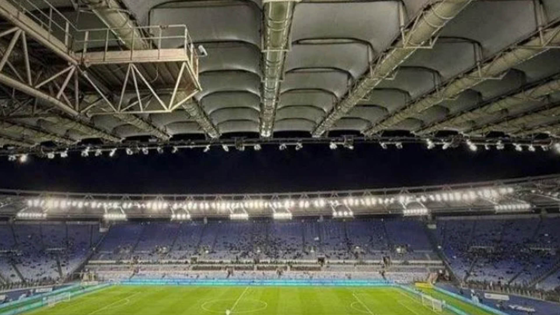 Protestul fanilor Lazio: Stadion aproape gol în fruntea victoriei Fanii echipei Lazio au decis să-și exprime nemulțumirea față de conducerea clubului printr-un protest inedit, lăsând stadionul aproape gol în timpul meciului cu Genoa, câștigat de echipa antrenată de Maurizio Sarri cu 3-2