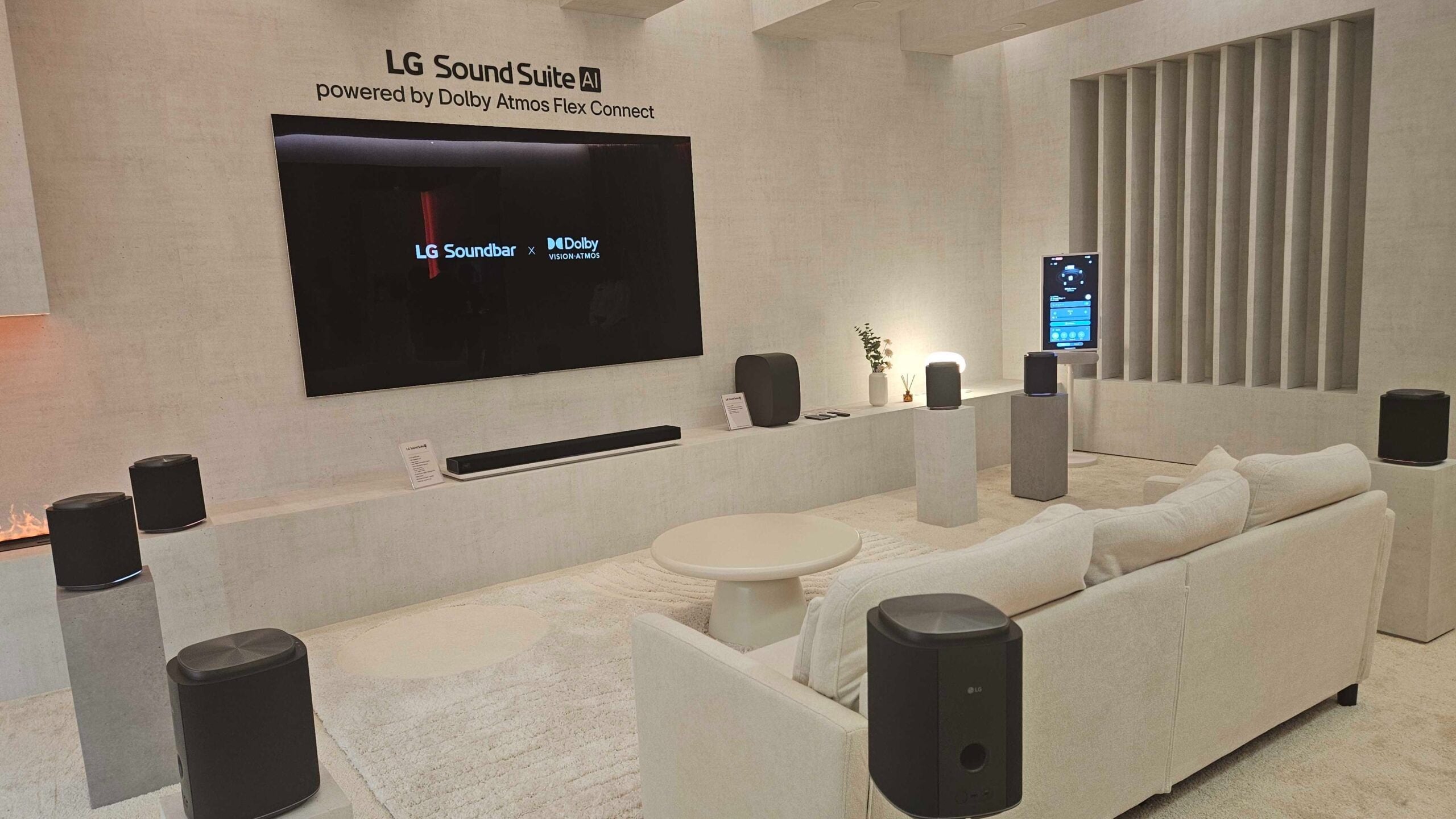 LG pășește cu ambiție pe terenul home cinema-ului premium, introducând în premieră tehnologia Dolby Atmos FlexConnect pe o bară de sunet, odată cu prezentarea sistemului Sound Suite la CES 2026