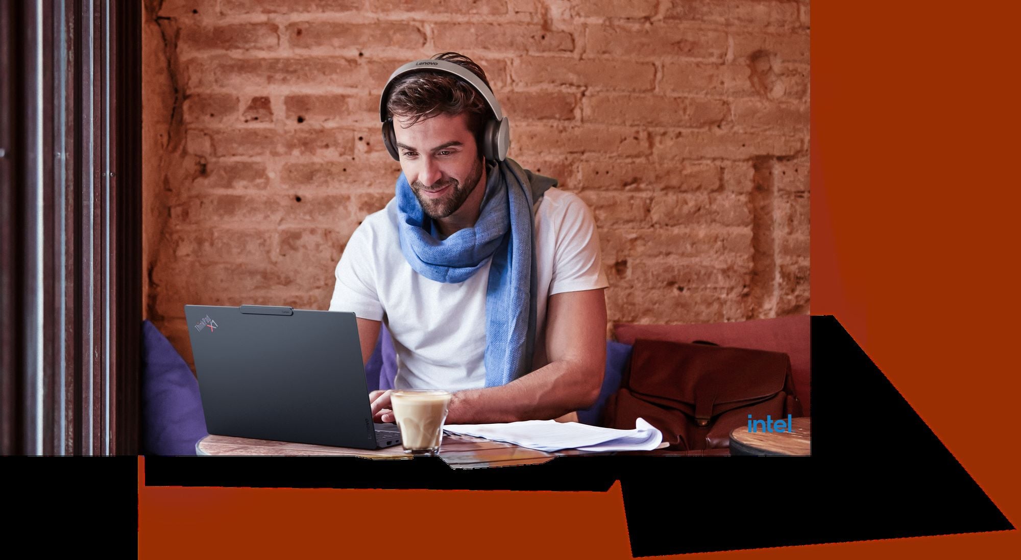 PC-uri cu AI și soluții inovatoare pentru munca hibridă