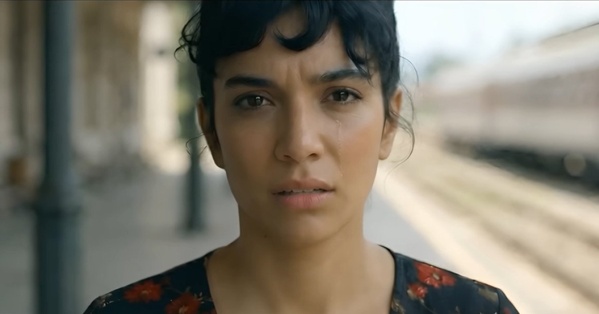 Lolita Cercel: Artistă generată de inteligență artificială stârnește controverse în muzica românească Lolita Cercel, o artistă creată cu ajutorul inteligenței artificiale, a devenit rapid un nume cunoscut în mediul muzical românesc, acumulând milioane de vizualizări pe TikTok și pe platformele de streaming