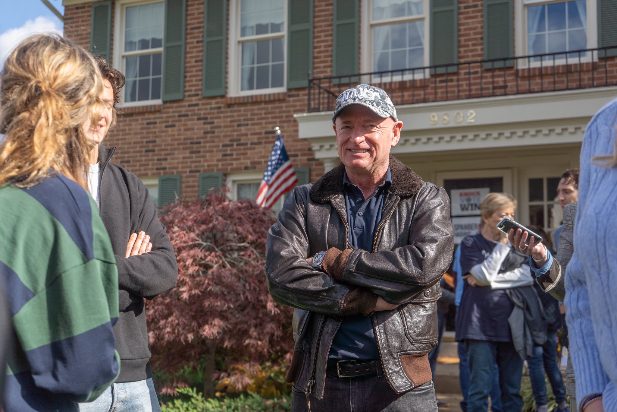 Pentagonul va suspenda pensia militară a senatorului Mark Kelly pentru îndemnul adresat militarilor de a refuza ordinuri ilegale