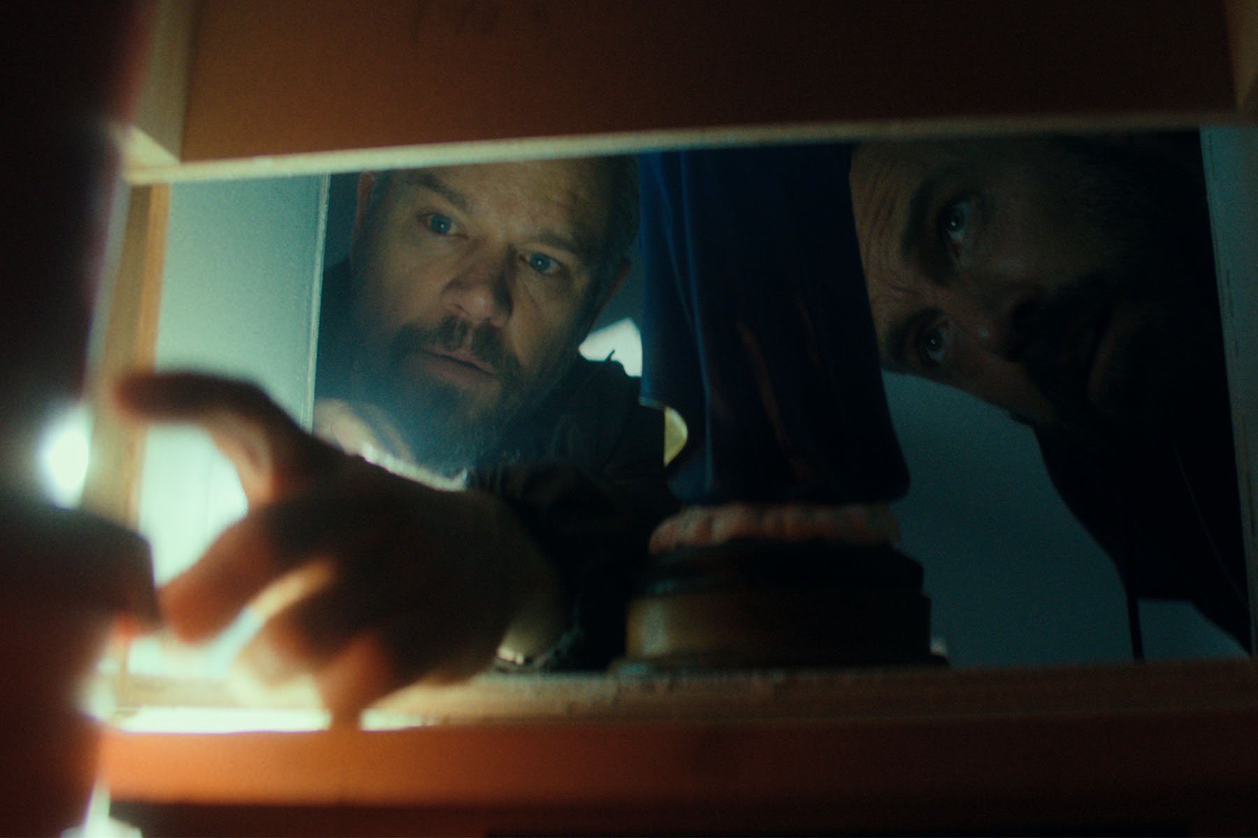 Netflix a realizat un compromis remarcabil pentru a obține drepturile de difuzare ale noului film de acțiune „The Rip” (Tentația Corupției), scris și regizat de Joe Carnahan, având în rolurile principale pe Matt Damon și Ben Affleck