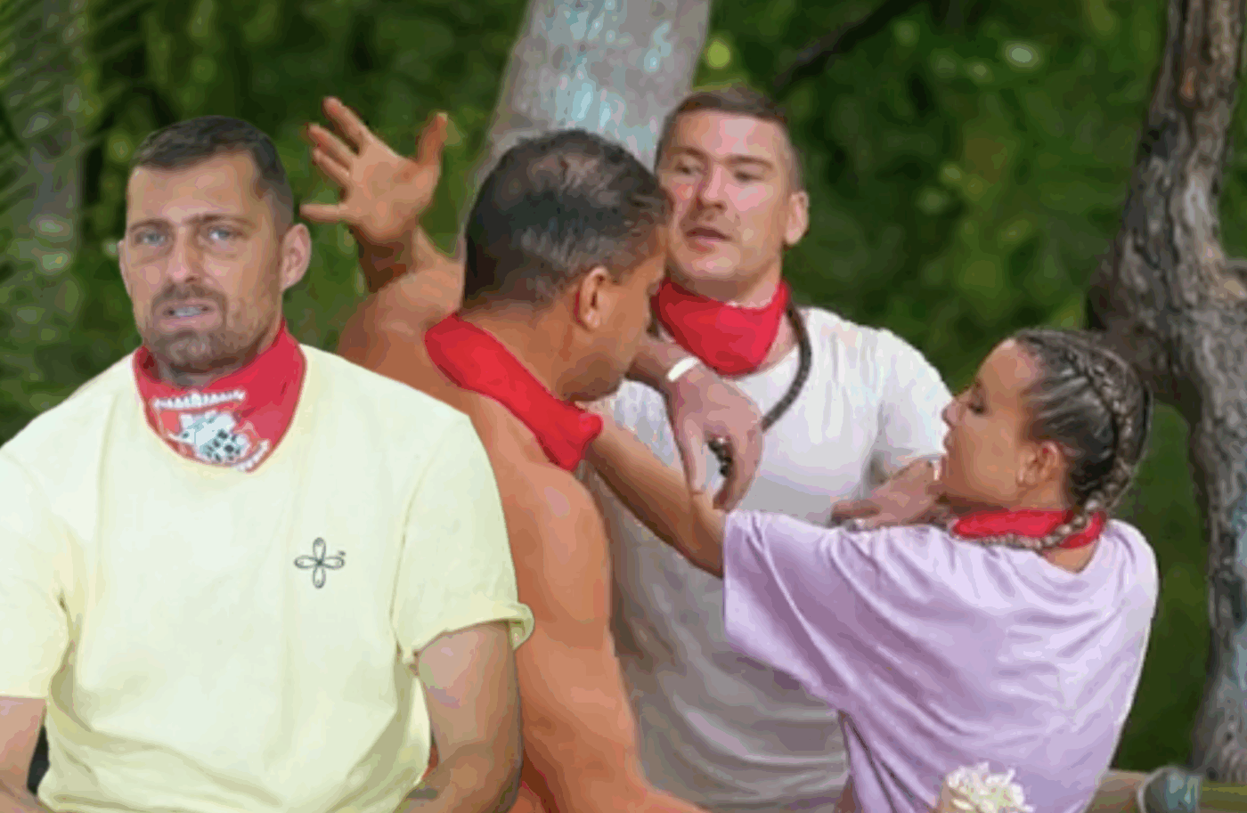 Scandal la Survivor România: Călin Donca și Cristian Boureanu s-au luat la bătaie în direct Tensiunile s-au intensificat în ultima ediție a emisiunii „Survivor România 2026”, după ce milionarii Călin Donca (41 de ani) și Cristian Boureanu (53 de ani) s-au confruntat violent, sub privirile vigilente ale lui Gabi Tamaș (42 de ani)