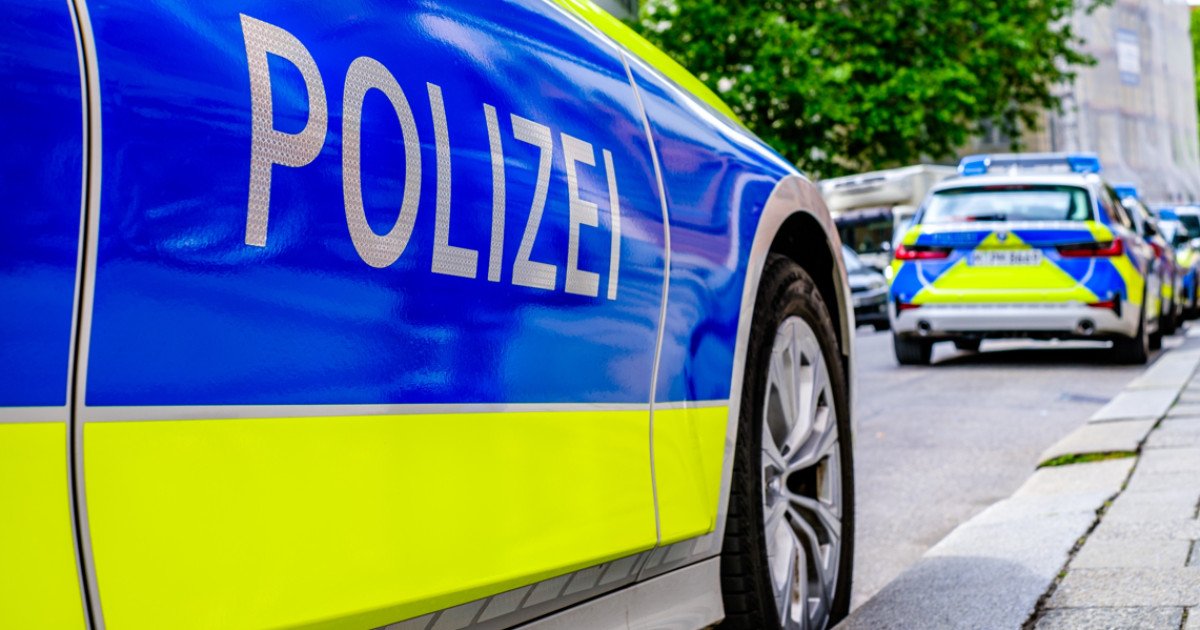 Jaf colosal în Germania: hoții au plătit parcarea după furtul de 30 de milioane de euro Un grup de hoți a săvârșit unul dintre cele mai mari jafuri bancare din istoria Germaniei, reușind să fure bunuri în valoare de aproximativ 30 de milioane de lire sterline de la banca Sparkasse din Buer, o suburbie a orașului Gelsenkirchen