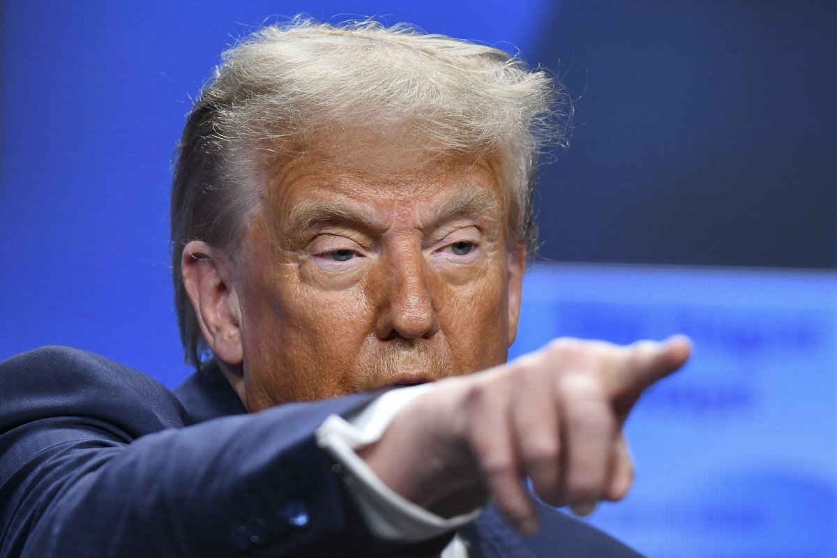 Donald Trump lansează noi acuzații despre succesiunea în Iran, sugerând o influență externă în procesul intern Președintele american Donald Trump a făcut declarații incendiare duminică, acuzând că noul lider suprem al Iranului nu va putea rămâne la putere prea mult timp fără sprijinul și autorizarea Statelor Unite