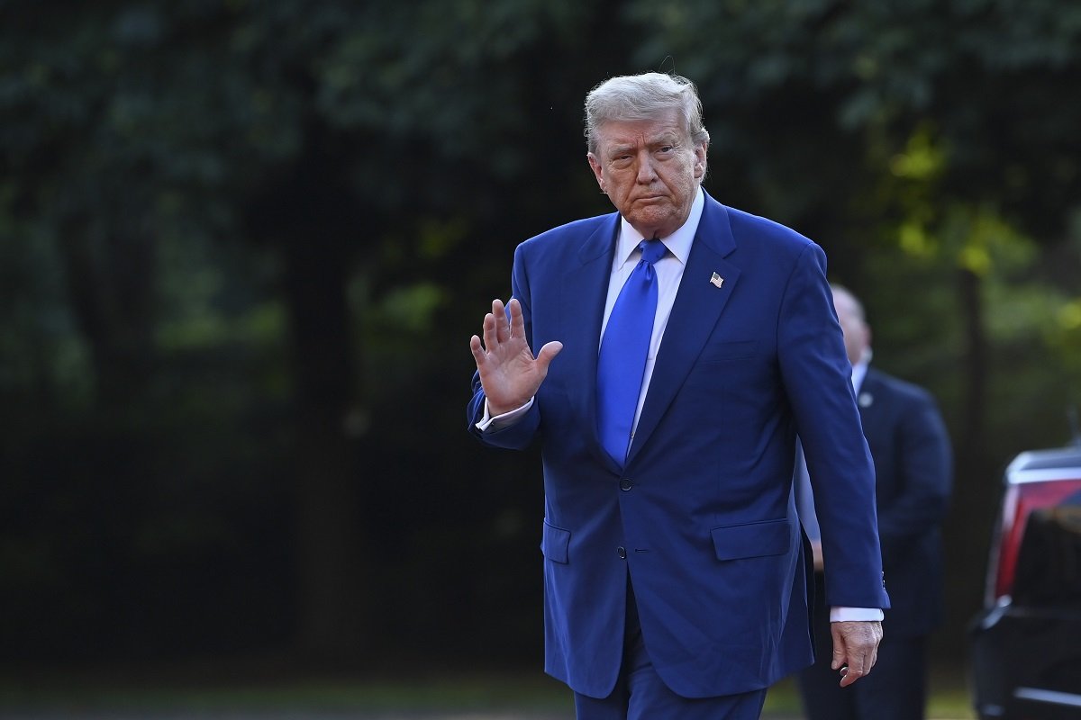 Tensiuni în creștere între Washington și Teheran: Trump vorbește despre posibilitatea unei răsturnări de putere în Iran Într-un climat de tensiuni și divergențe din ce în ce mai accentuate, președintele american Donald Trump a făcut vineri declarații care au stârnit valuri de îngrijorare în rândul comunității internaționale