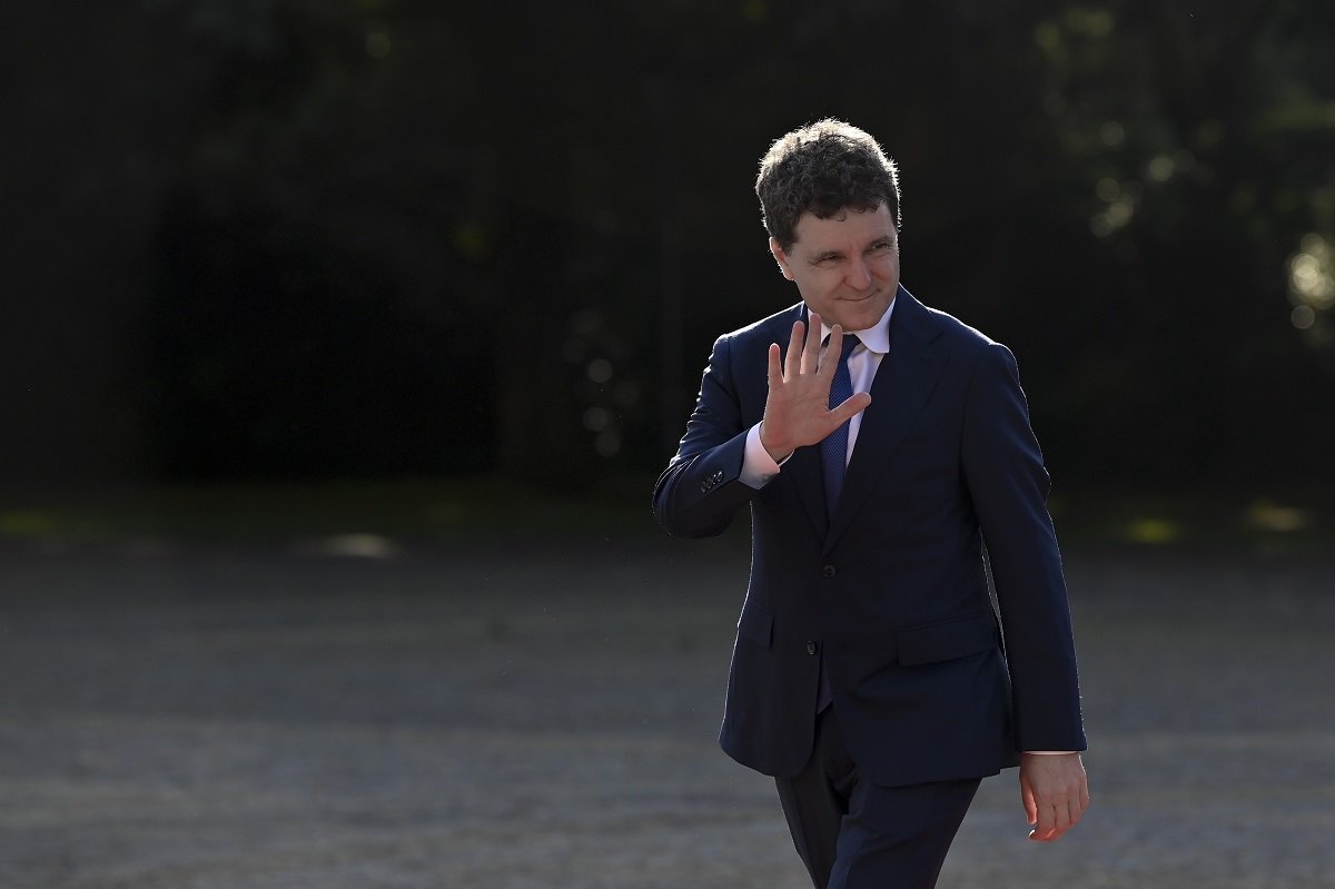 Nicușor Dan folosește aeronavă militară pentru deplasări externe, afirmând că lipsa comunicațiilor îl deconectează de realitatea din țară