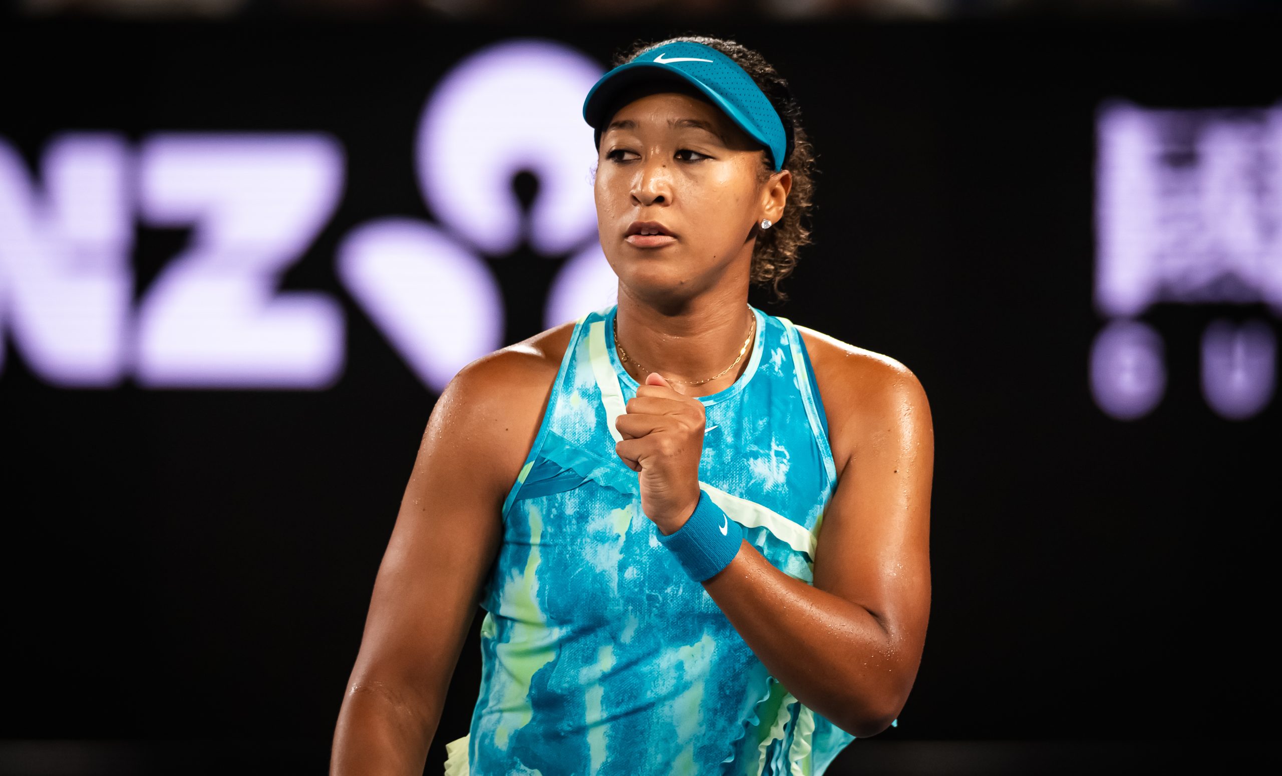 Naomi Osaka se retrage de la Australian Open din cauza unei accidentări MELBOURNE, Australia — Naomi Osaka, de patru ori câștigătoare de Grand Slam și de două ori campioană la Australian Open, a anunțat sâmbătă că se retrage de la ediția din 2026 a turneului, din cauza unei accidentări la abdomenul stâng