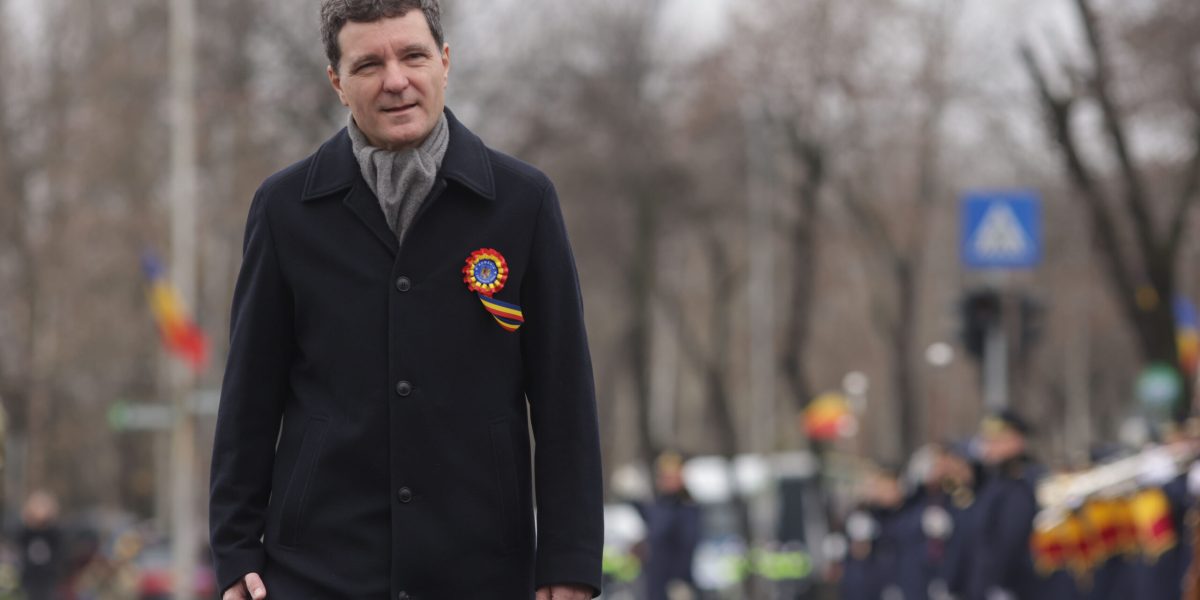 Nicusor-Dan-la-parada-militara-scaled.jpg - PresaObiectiva