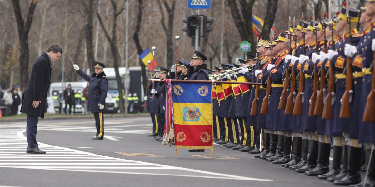 Nicusor-Dan-militari-soldati-scaled.jpg - PresaObiectiva