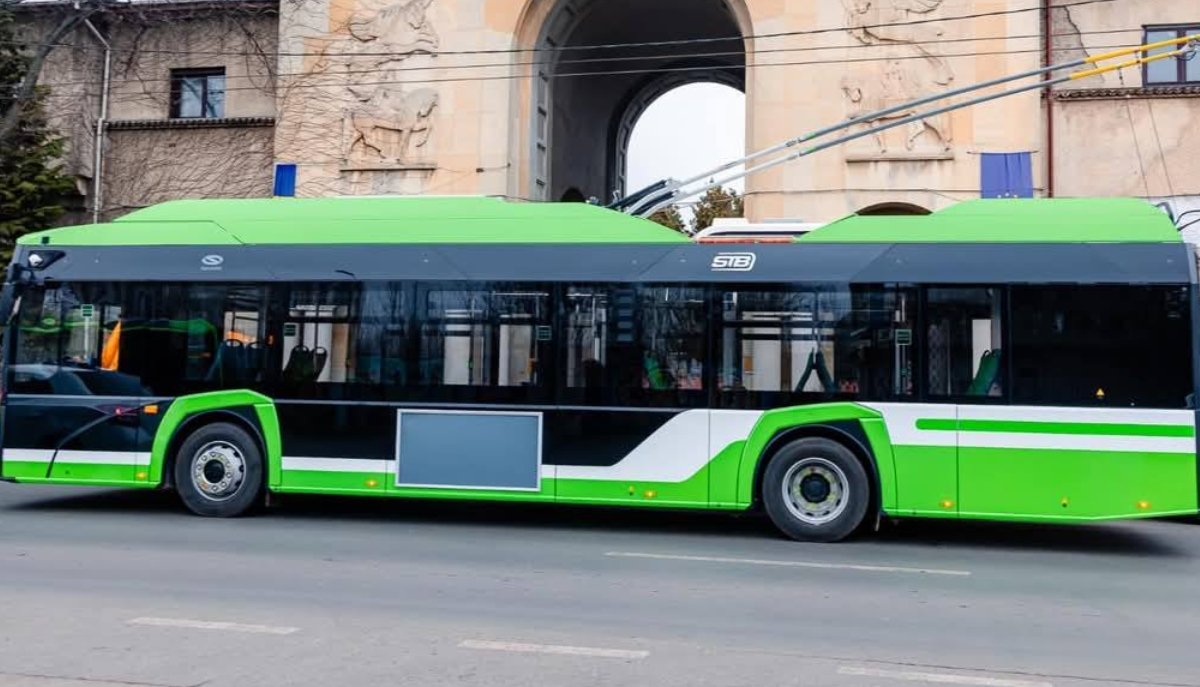 Primăria București solidifică strategia de modernizare a transportului în comun prin achiziția unei flote noi de troleibuze electrice Yutong, care deja încep să ajungă la baza de la Ciolpani, din apropierea capitalei