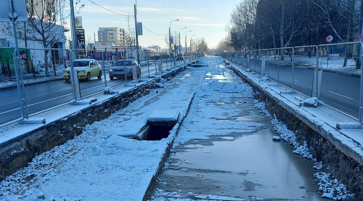Descoperire neașteptată pe șantierul liniei de tramvai de pe Bulevardul Basarabia: o structură imensă de beton, necunoscută deocamdată Lucrările de modernizare a rețelei de tramvai din Capitală au fost întrerupte temporar după ce muncitorii au descoperit o structură de beton de dimensiuni impresionante în timpul săpăturilor pe șantierul de pe Bulevardul Basarabia