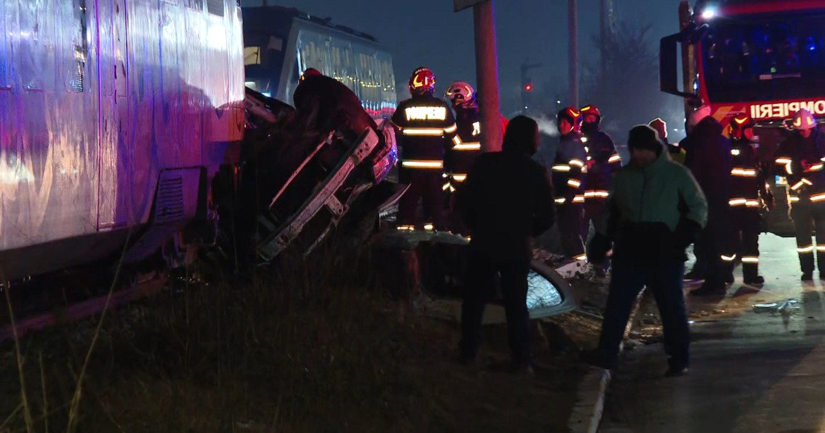 Accident grav în Chiajna: O mașină a fost lovită de tren, un bărbat în stare gravă Un grav accident feroviar a avut loc marți seară în localitatea Chiajna, județul Ilfov, unde un autoturism a fost lovit de un tren