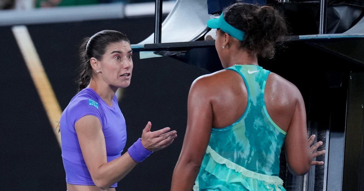 Sorana Cîrstea, eliminată de Naomi Osaka la Australian Open: Un meci tensionat Sorana Cîrstea a fost eliminată de jucătoarea japoneză Naomi Osaka în runda a doua a turneului Australian Open, meciul încheindu-se cu scorul de 6-3, 4-6, 6-2, după două ore intense de joc