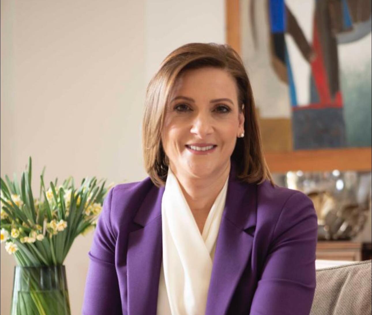 Prima doamnă a Ciprului demisionează din funcția de conducere a unui fond caritabil, în timp ce acuzațiile de corupție pândesc clasa politică și societatea cipriotă Philippa Karsera, soția președintelui Ciprului, a anunțat duminică oficial că își va încheia activitatea în cadrul comitetului de conducere al Agenției Independente de Sprijin Social (AFKS), ca urmare a acuzațiilor grave de corupție care au zguduit scena politică și instituțiile de stat din insulă