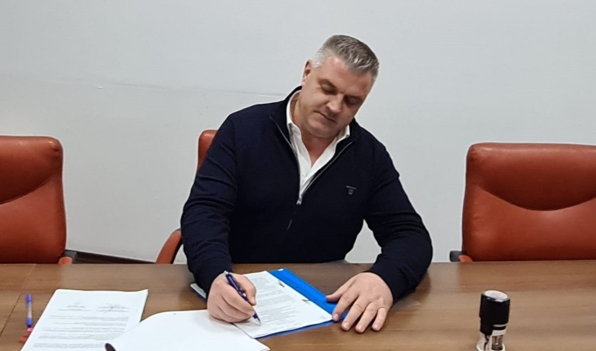 Majoratul fiului primarului din Buftea a stârnit controverse, în timp ce suma cheltuită pentru petrecere ridică semne de întrebare Majoratul fiului lui Gheorghe Pistol, primarul din Buftea, a fost organizat într-un local situat la etajul 17 al unei clădiri din complexul One, evenimentul costând aproape 100.000 de euro