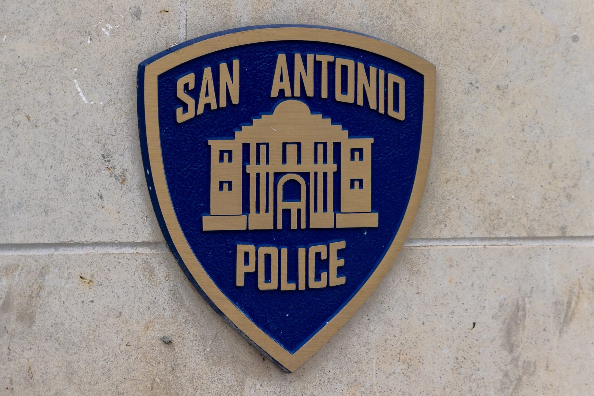 Negocieri fierbinți între Sindicatul Polițiștilor din San Antonio și autorități Sindicatul Polițiștilor din San Antonio (SAPOA) a inițiat vineri negocierile pentru un nou contract de muncă cu orașul, marcând începutul unei perioade de revizuire de 60 de zile