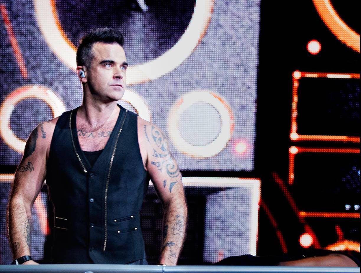 Robbie Williams revine în forță cu un nou album, „Britpop”, lansat cu trei săptămâni înainte de termenul anunțat inițial, marcând o revenire semnificativă după o perioadă relativ quietă în cariera sa solo