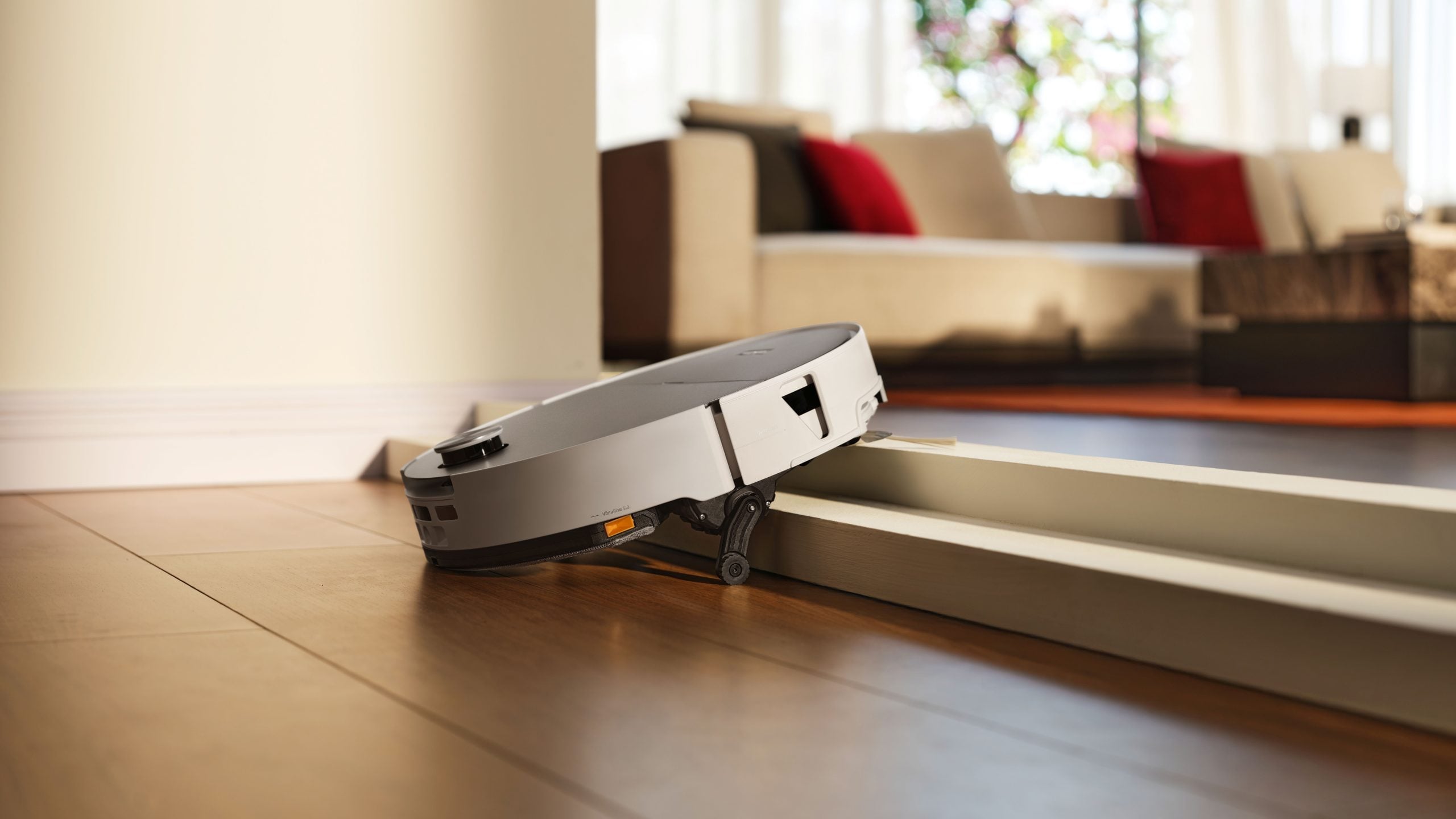 Roborock a deschis o nouă eră în domeniul aspiratoarelor robotice, prezentând la CES 2026 un produs care promite să revoluționeze curățenia în casele cu mai multe etaje