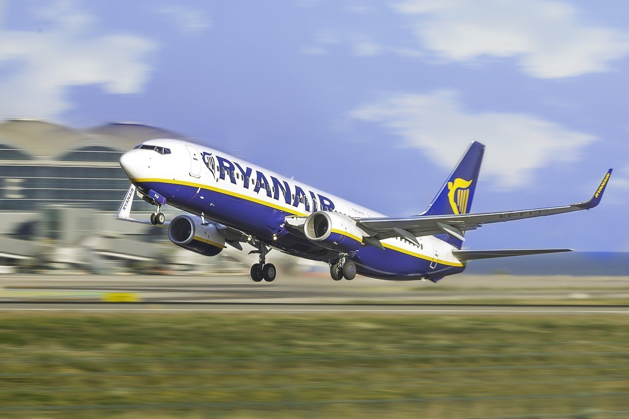 Ryanair amenință cu retragerea unor rute din cauza creșterii taxelor aeroportuare în Belgia Compania aeriană irlandeză low-cost Ryanair analizează posibilitatea de a elimina mai multe rute operate de pe Aeroportul Bruxelles Sud Charleroi, inclusiv zboruri către România, din cauza majorării taxelor percepute de autoritățile belgiene