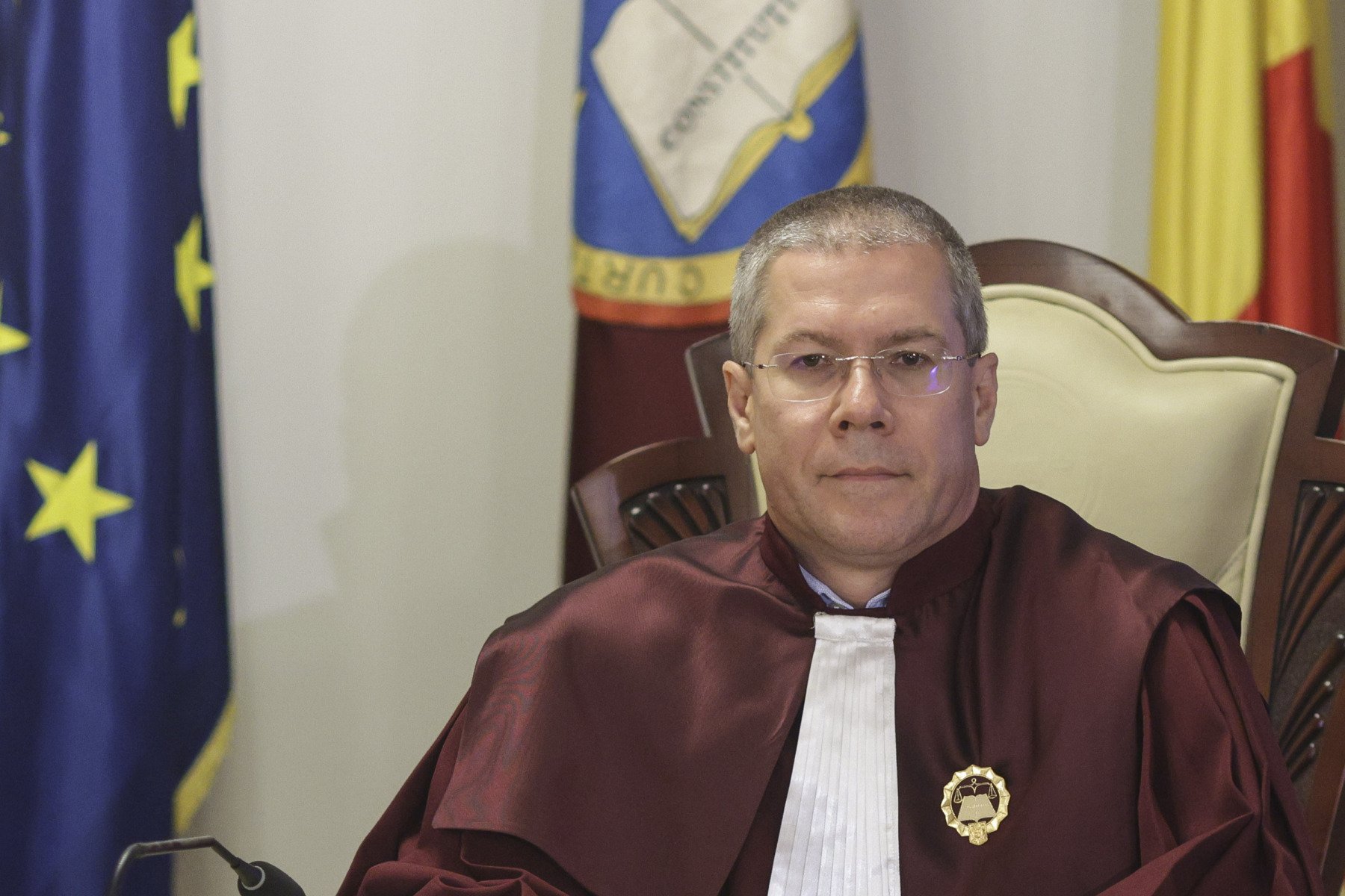 Judecătorul CCR Dacian Dragoș, recunoscut pentru opințiile sale extrem de directe, a stârnit recent reacții și curiozitate în spațiul public după ce a admis că fie este abordat adesea de cetățeni în mediul urban, fie primește întrebări despre pensiile speciale, mai ales despre motivul pentru care acestea nu au fost încă tăiate