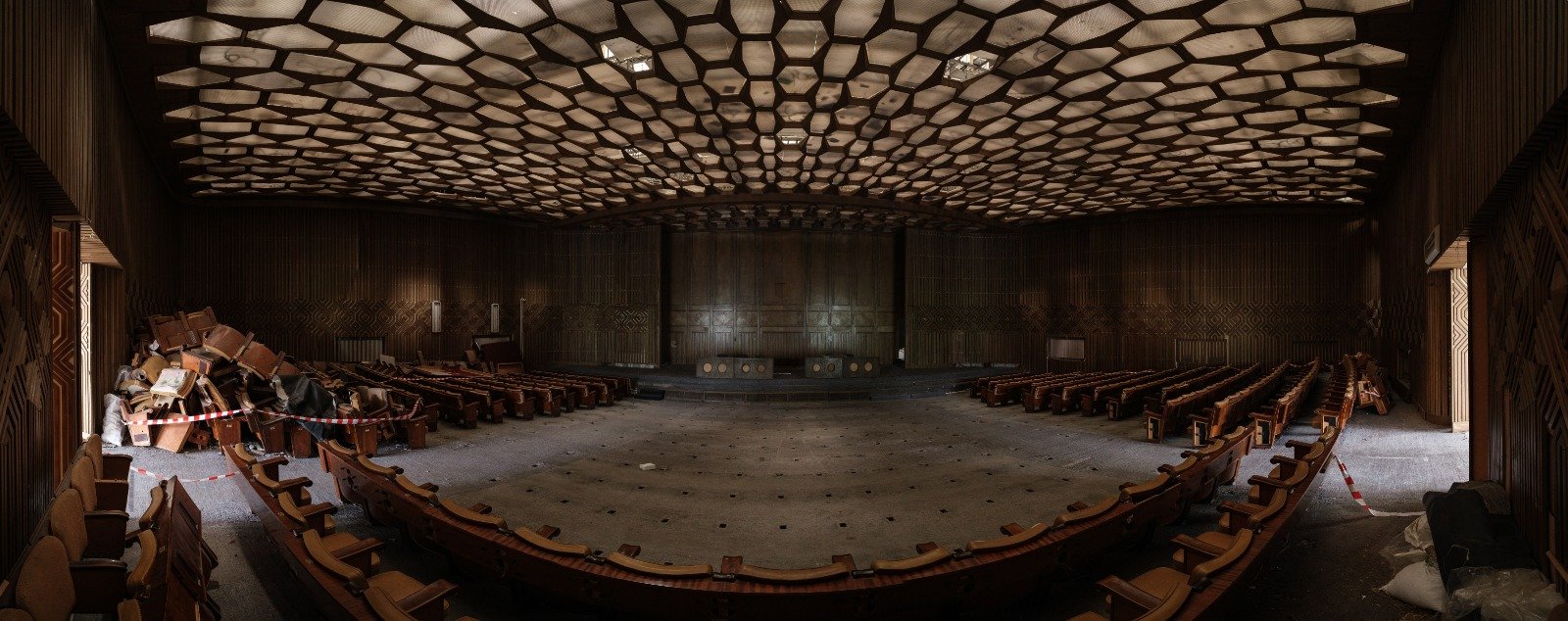 Centrul Național al Dansului din București își caută încă o nouă locație, după pierderea spațiului de la Sala Omnia După ce Sala Omnia, mult timp considerată un simbol al dansului contemporan din Capitală, a fost pierdută din spațiul administrat de Ministerul Culturii, autoritățile încearcă să găsească soluții pentru redeschiderea centrului în condiții satisfăcătoare