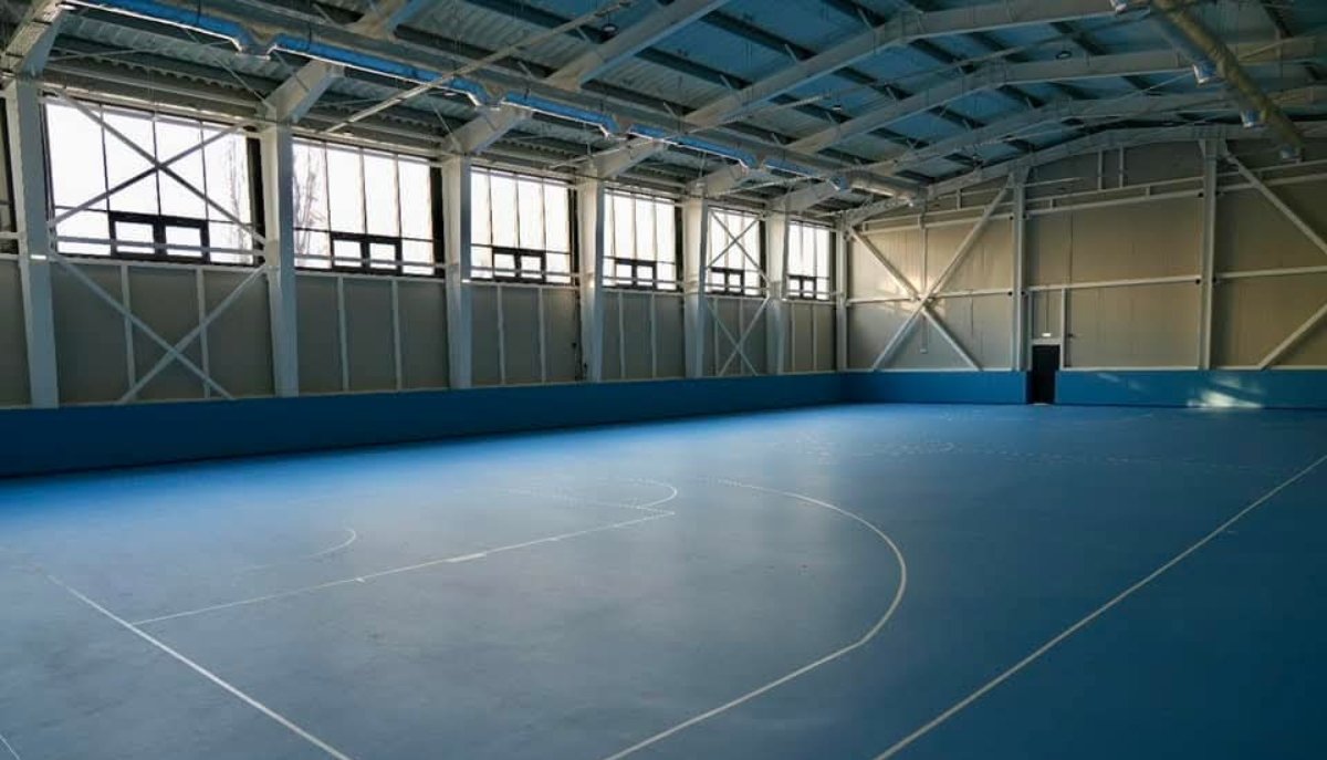 Într-o mișcare menită să eficientizeze utilizarea spațiilor din sistemul de învățământ preuniversitar din Sector 3, autoritățile locale intenționează să permită închirierea sălilor de sport din 24 de școli, în afara programului școlar