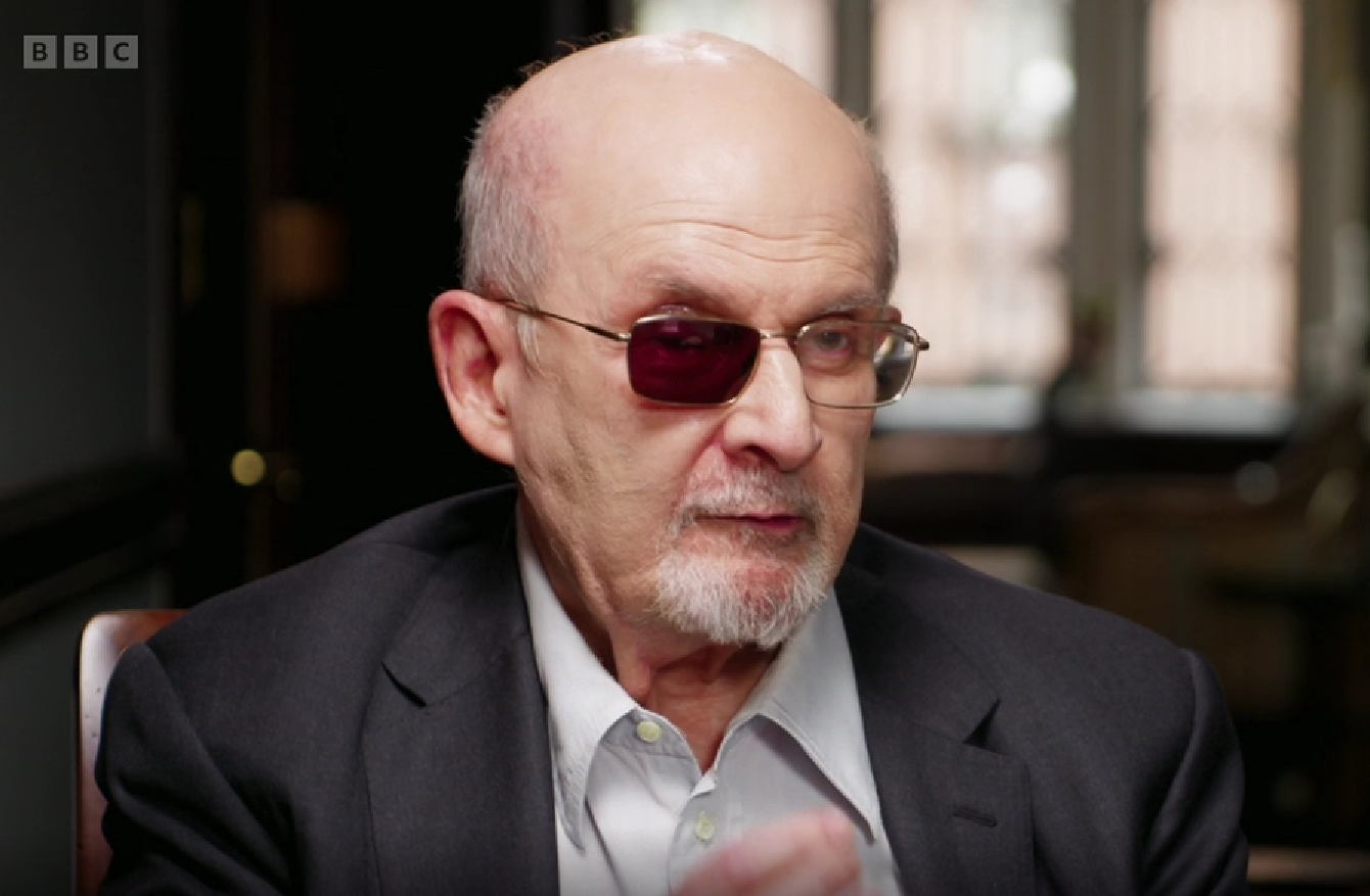 Salman Rushdie avertizează asupra unui pericol iminent pentru Statele Unite, după o serie de evenimente violente ce au zguduit recent ţara