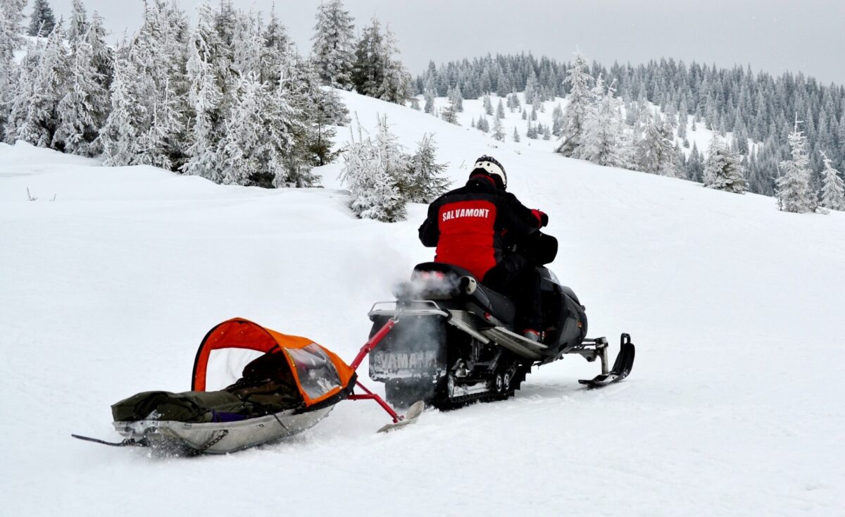 Codul galben de ger prelungit amenință zonele montane și regiunile intracarpatice ale României, generând temeri serioase privind siguranța celor care se aventurează în peisajele reci ale iernii