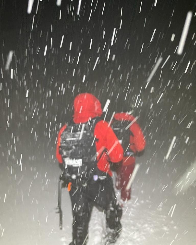 Un cetățean ucrainean, în vârstă de 31 de ani, a fost găsit în viață, după ce a traversat ilegal granița în România, în Munții Maramureșului