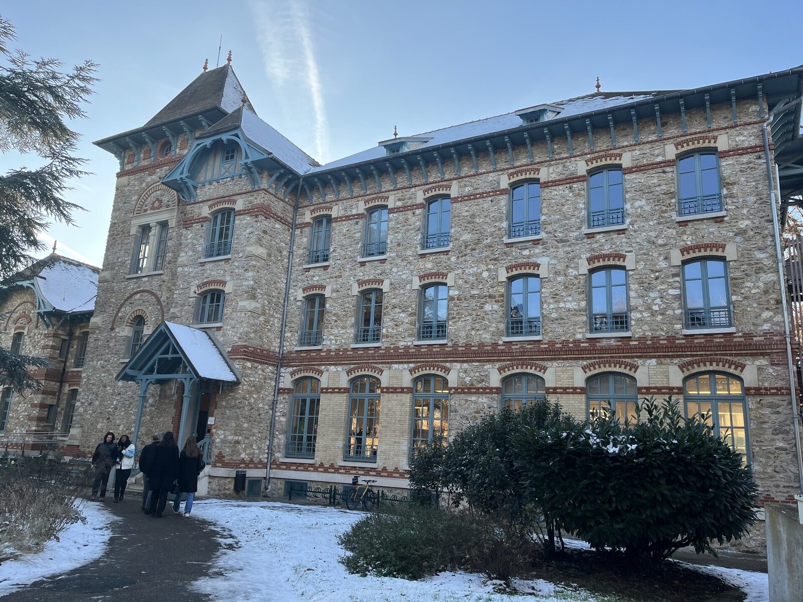 Universitatea franceză unde se antrenează spioni și profesorii nu cunosc numele studenților