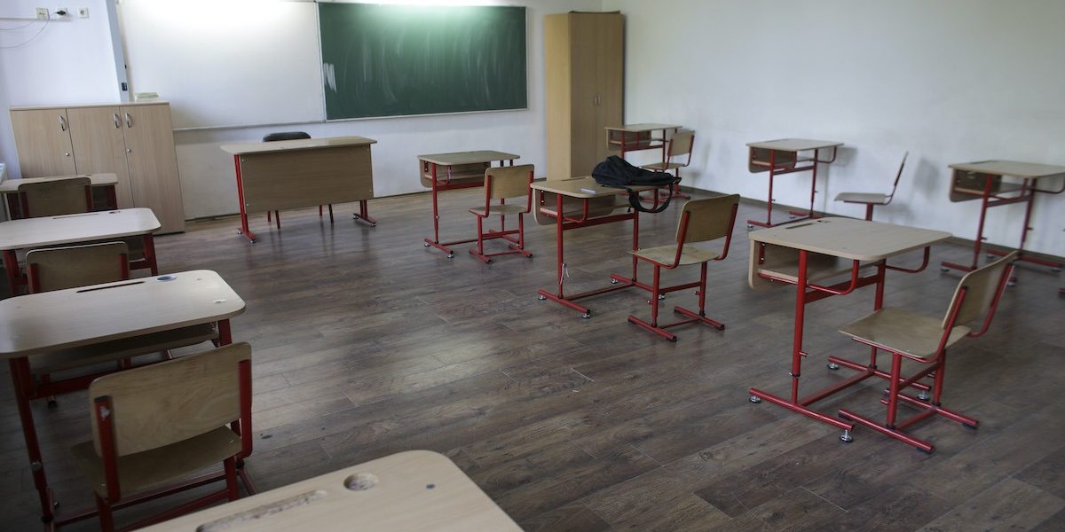 Scoala-clasa-goala-banci-tabla-Foto-INQUAM-Photos-Octav-Ganea.jpg - PresaObiectiva