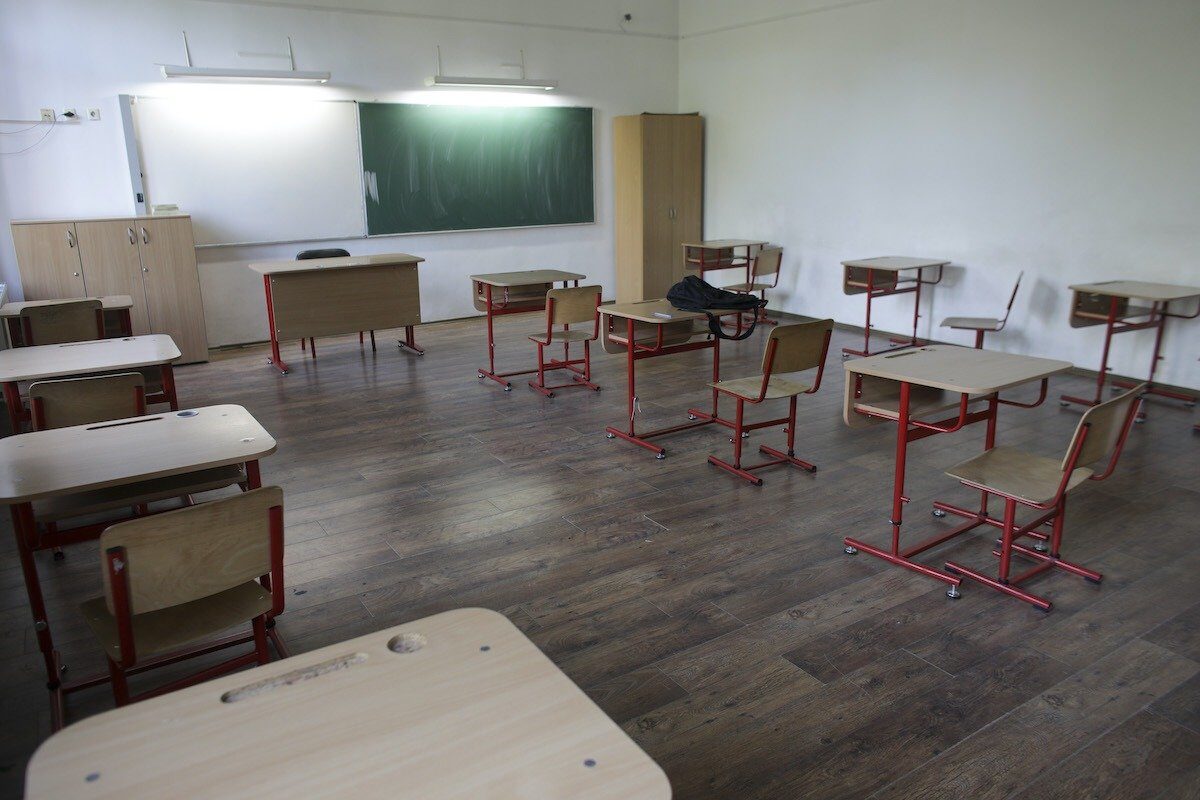 Curtea de Apel suspendă decizia Inspect Font: Curtea de Apel suspenda definitiv desființarea clasei a IX-a de la Liceul Nicolae Bălcescu
