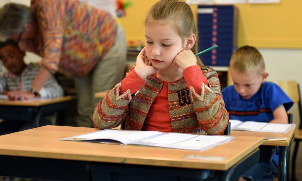 Scoala-elevi-in-banci-Foto-pexels-e1599812201578.jpg - PresaObiectiva