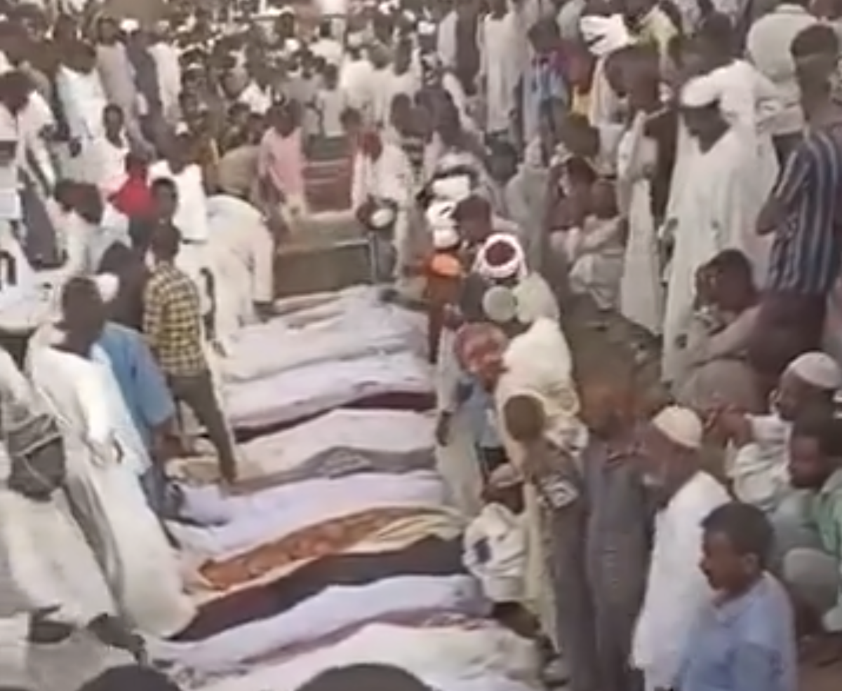 Holocaust în Sudan: Trei zile de teroare și victime în număr de mii Un bilanț îngrijorător a fost făcut public pentru ultimele trei zile de violence în Sudan: cel puțin 6.000 de oameni au fost uciși în regiunea centrală a țării, în timpul unui asediu brut explicat drept cel mai sângeros din istoria recentă a statului