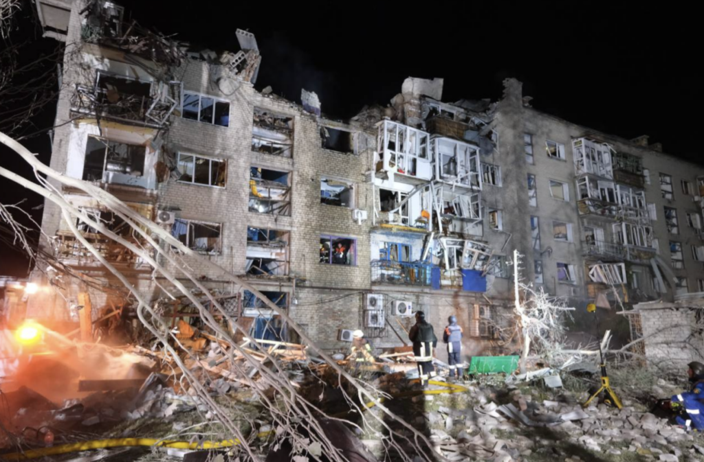 Ucraina ordonă evacuarea a peste 3.000 de copii și părinții lor din zonele de front din sud-estul țării Autoritățile din Ucraina au lansat vineri o operațiune de evacuare fără precedent în regiunile Zaporojie și Dnipropetrovsk, care se confruntă cu intensificarea conflictului armat