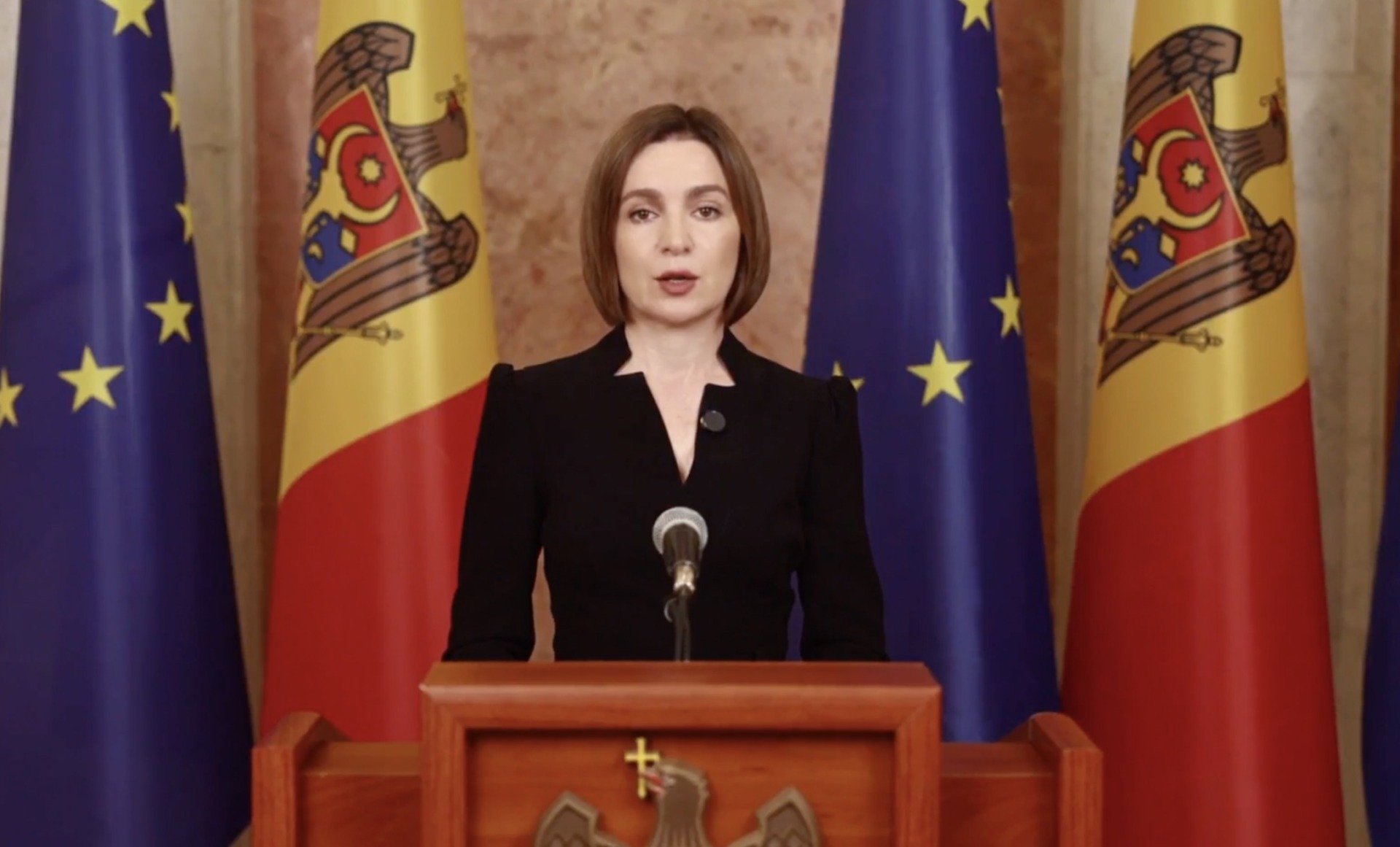 Președinta Republicii Moldova admite: preferă reunificarea cu România dacă ar exista un referendum Președinta Republicii Moldova, Maia Sandu, a provocat valuri și a suscitat discuții aprinse în rândul experților și opiniei publice după ce a declarat într-un interviu recent pentru podcastul britanic „The Rest Is Politics” că, dacă mâine s-ar organiza un referendum, ea personal ar vota pentru reunificarea cu România