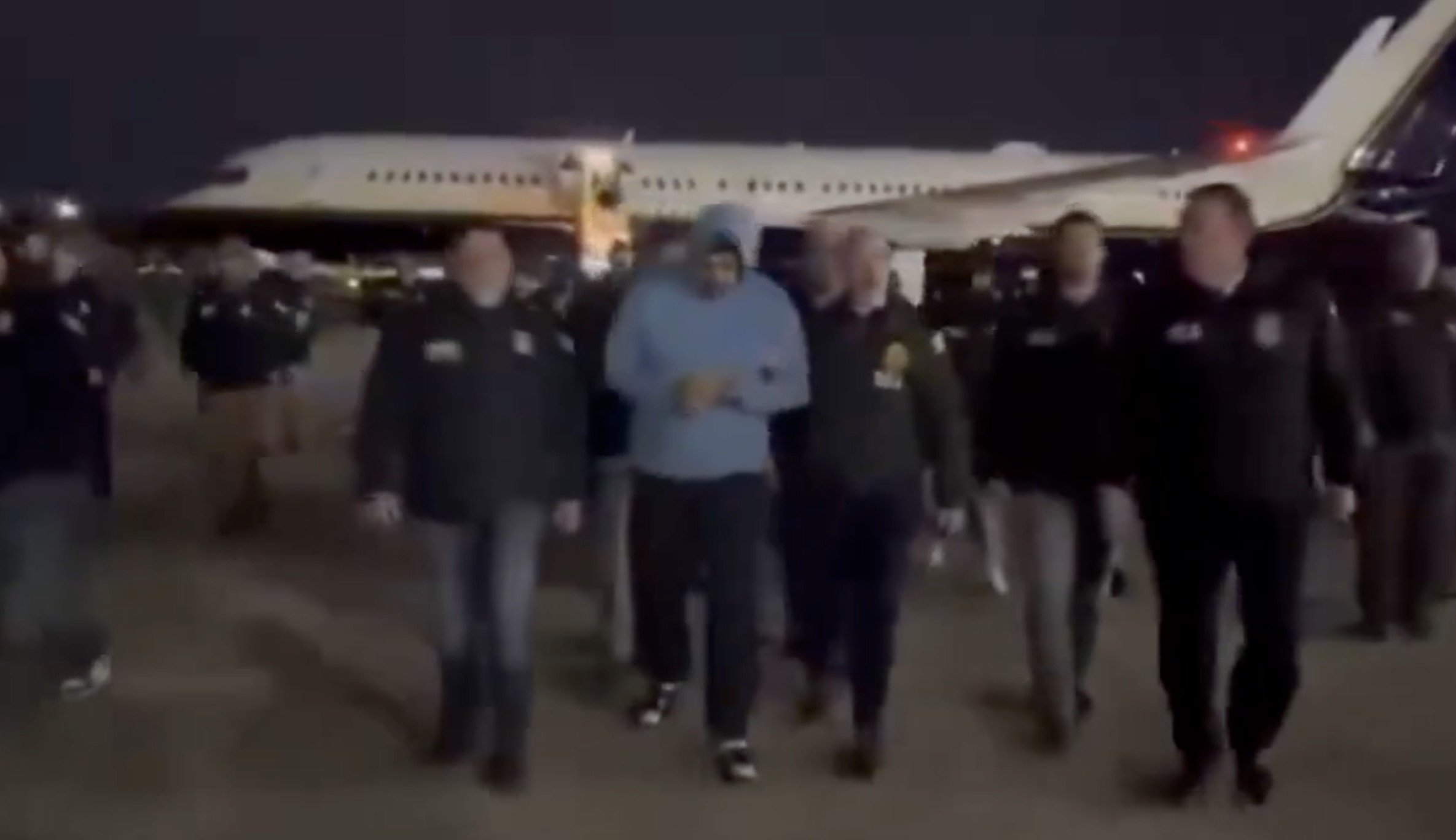 Avionul care îl aduce pe Nicolas Maduro în Statele Unite aterizează în contextul tensiunilor politice Un eveniment surprinzător a avut loc sâmbătă, când avionul care îl transporta pe președintele venezuelean Nicolas Maduro și soția sa, Cilia Flores, a decolat din Caracas și a aterizat la baza Gărzii Naționale Aeriene Stewart din statul New York