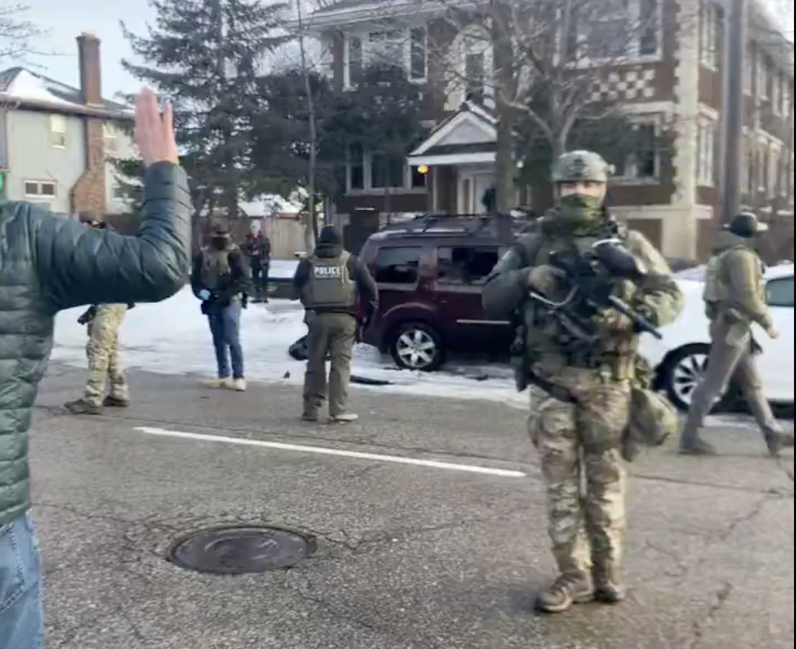 Ofițer federal din Minneapolis trage în persoană după un incident violent cu un localnic Un incident grav s-a petrecut miercuri în Minneapolis, unde un ofițer federal a fost nevoit să tragă în piciorul unui bărbat în timpul unei intervenții